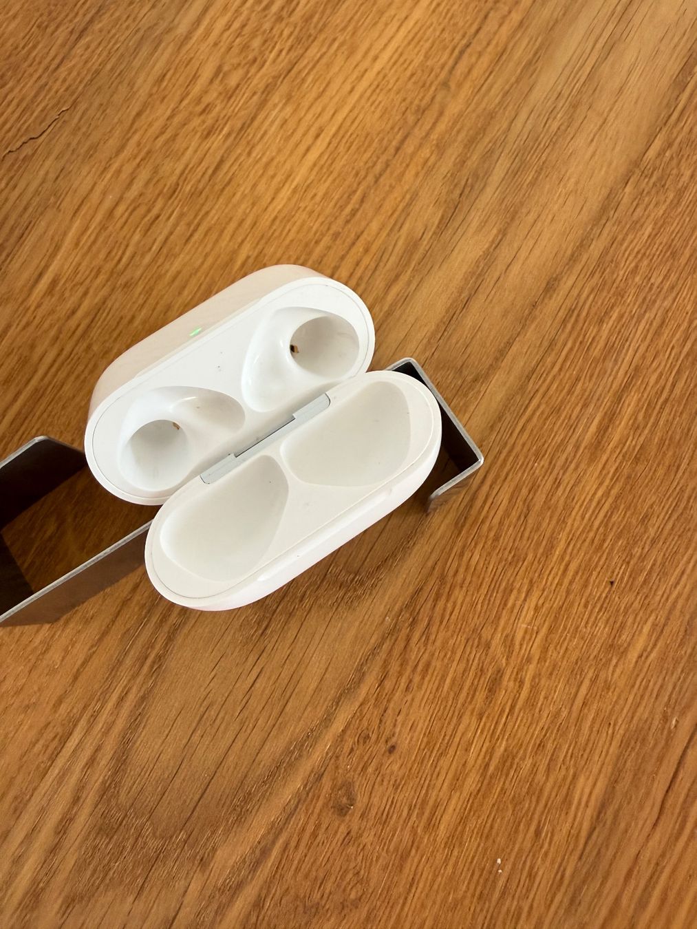Apple Cuffie: APPLE AirPods 4 Charging Case ANC – Usato da Lausanne venduto da Nine1982 2