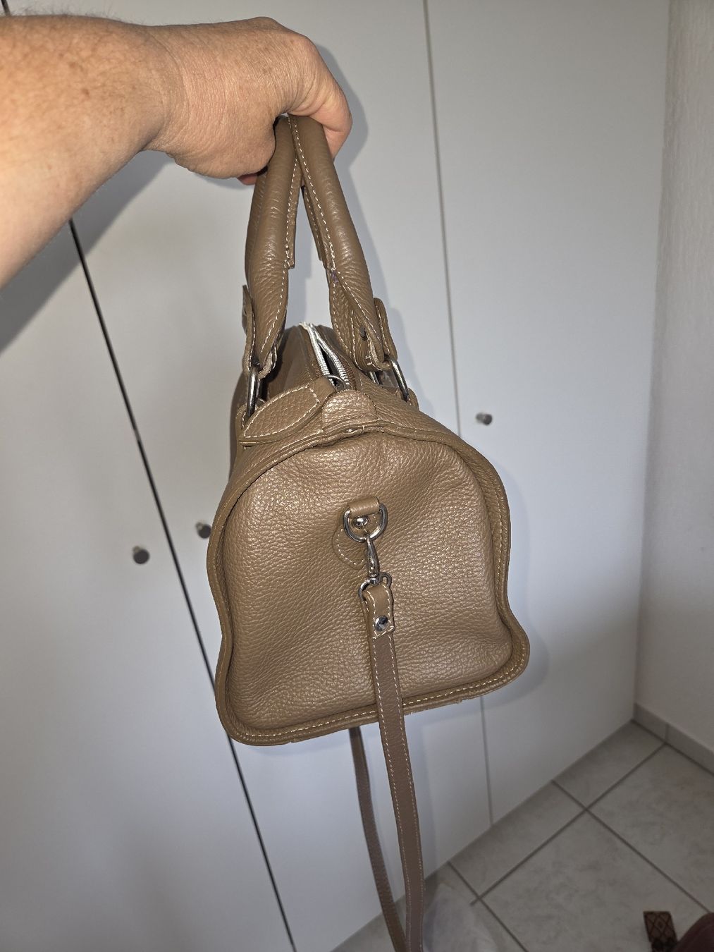 Taschen für Damen: Trendige Handtasche in Taupe – Gebraucht aus Emmenbrücke von Zimmer 2