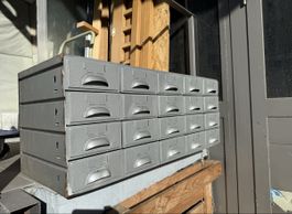 Meuble à tiroirs métallique gris 20 compartiments usagé