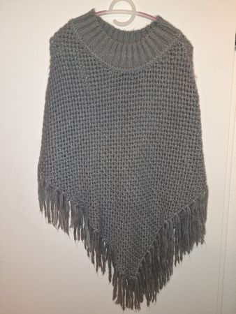neuwertiger grauer Strickponcho mit Fransen von Maddison
