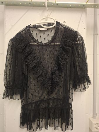 PIGALLE Bluse schwarz Tupfen Rüschen Kragen XS