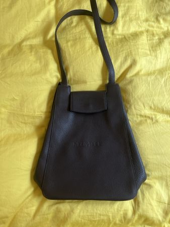 Sac à main cuir marron porté épaule