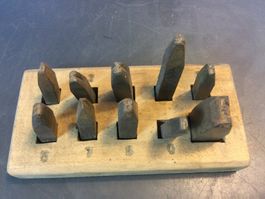 Antikes Schlagzahlenset in Holzaufnahme