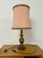 Holz Tischlampe mit rosa Lampenschirm Vintage Antiquität