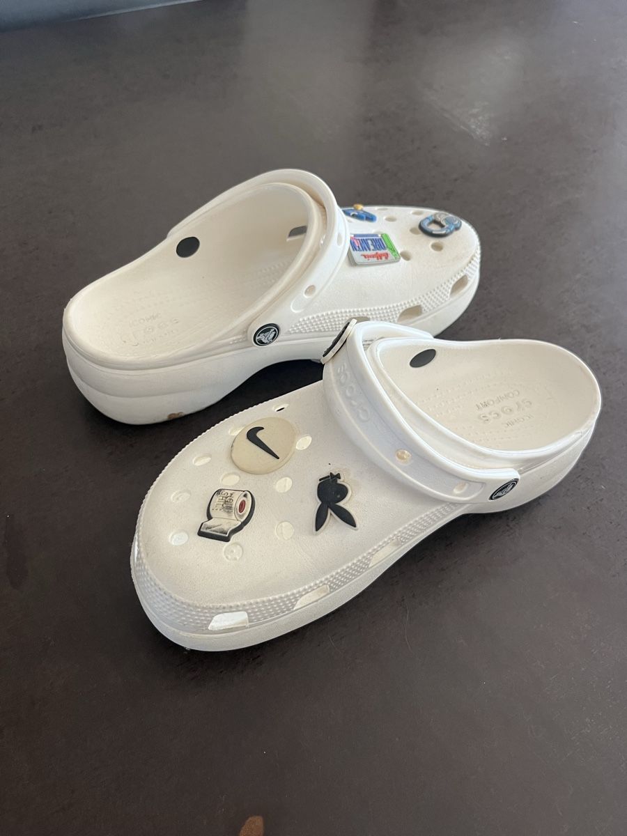 Crocs Scarpe da uomo: Crocs Clogs weiss mit Jibbitz Grösse 39-40 – Usato da Widnau venduto da bau_vp2d