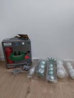 Weihnachtsdeko-Set (Christbaumständer, Kugeln, Lichterkette)