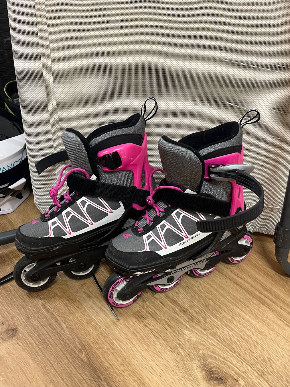 Inline-Skating & Rollschuhe: Rollerskates Rollerblade pink grau Grösse 33.0-36.5 – Gebraucht aus Schüpfheim von lisi0609 1