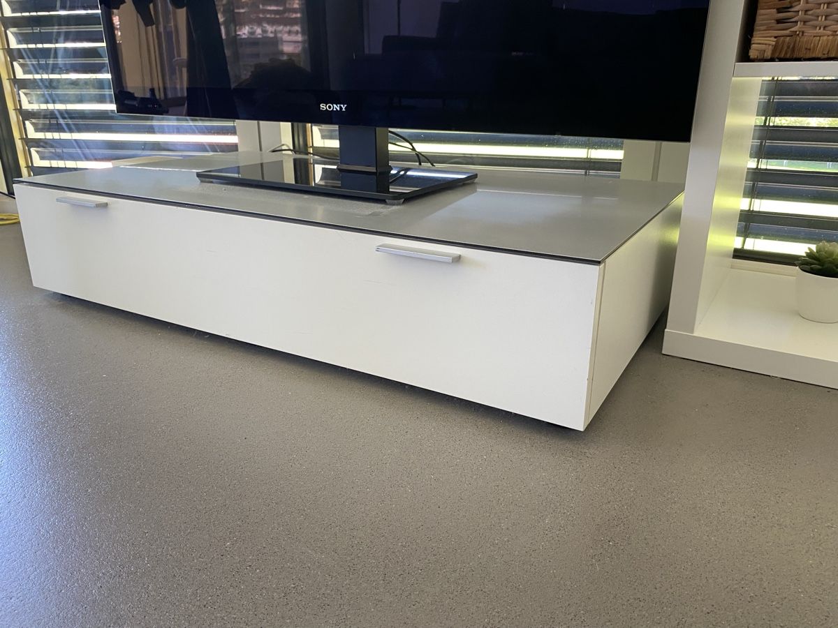 Mobili TV: Lowboard TV Möbel weiss grau gebraucht – Usato da Luzern venduto da TTMaster 1
