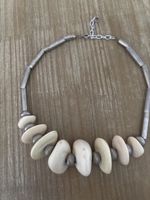 Halskette mit Knochen- und Silber-Optik, Sommer-Look