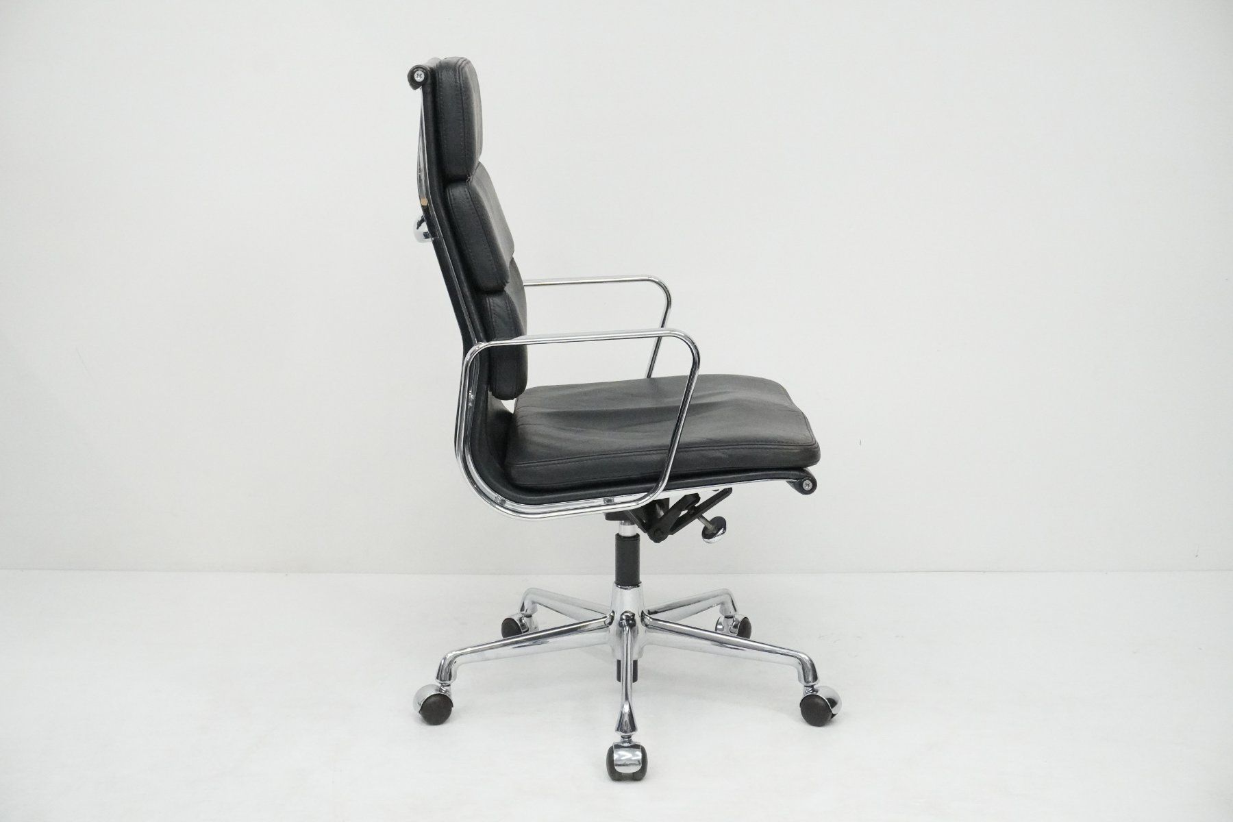 Vitra Sedie: Vitra Eames Soft Pad EA219 dunkelblau 1984 Designklassiker – Usato da Bad Zurzach venduto da QLASSIQ 3
