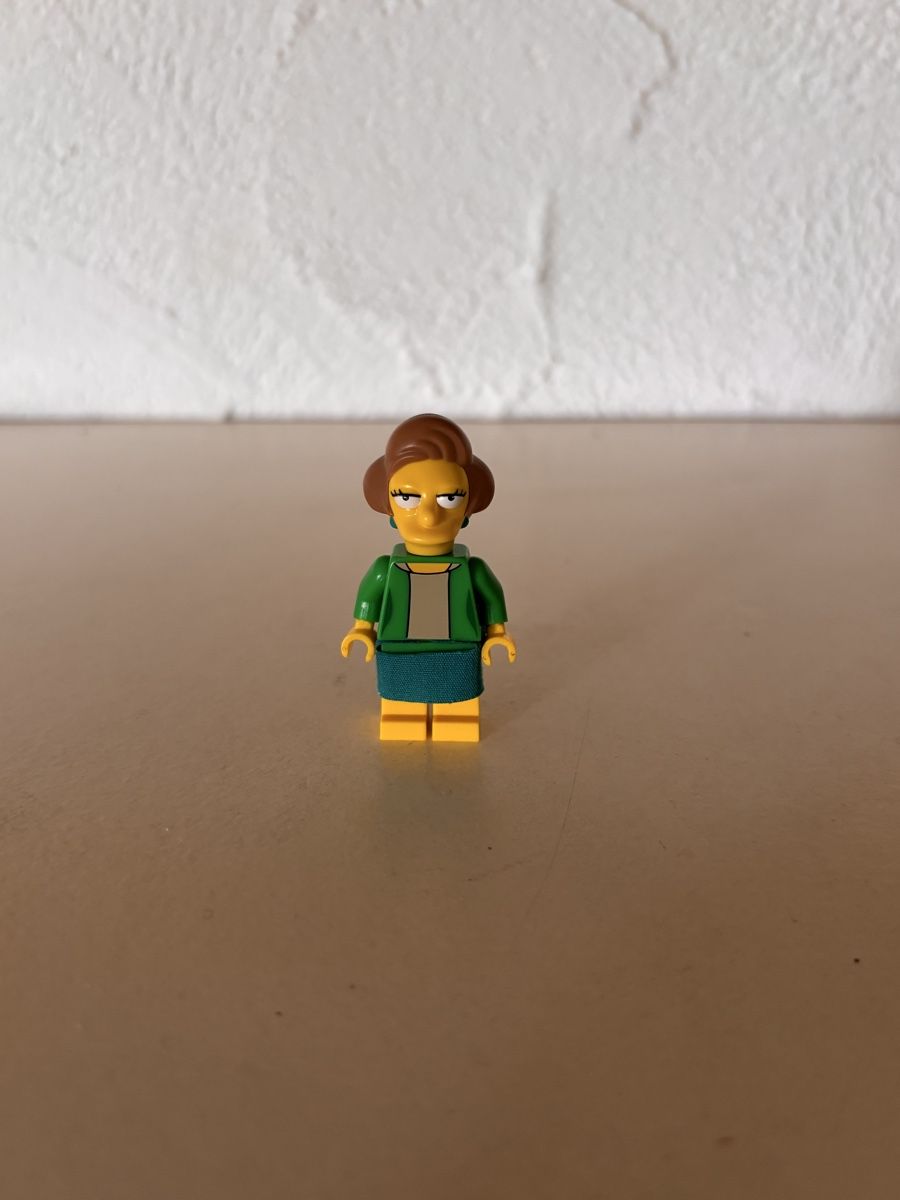 Lego Statuette: Lego Simpsons Serie 2, Edna Krabappel – Usato da Sissach venduto da Geopatral