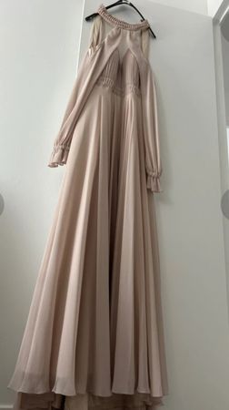 Élégante robe longue champagne, idéale pour vos soirées!