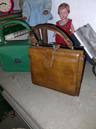 antike Handtasche aus braunem Leder,