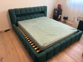 Grüne Kingsize-Bett muss kostenlos weg