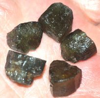 Mineralien Set L-9022 – Grüner Turmalin roh 69 Karat 5 Stück