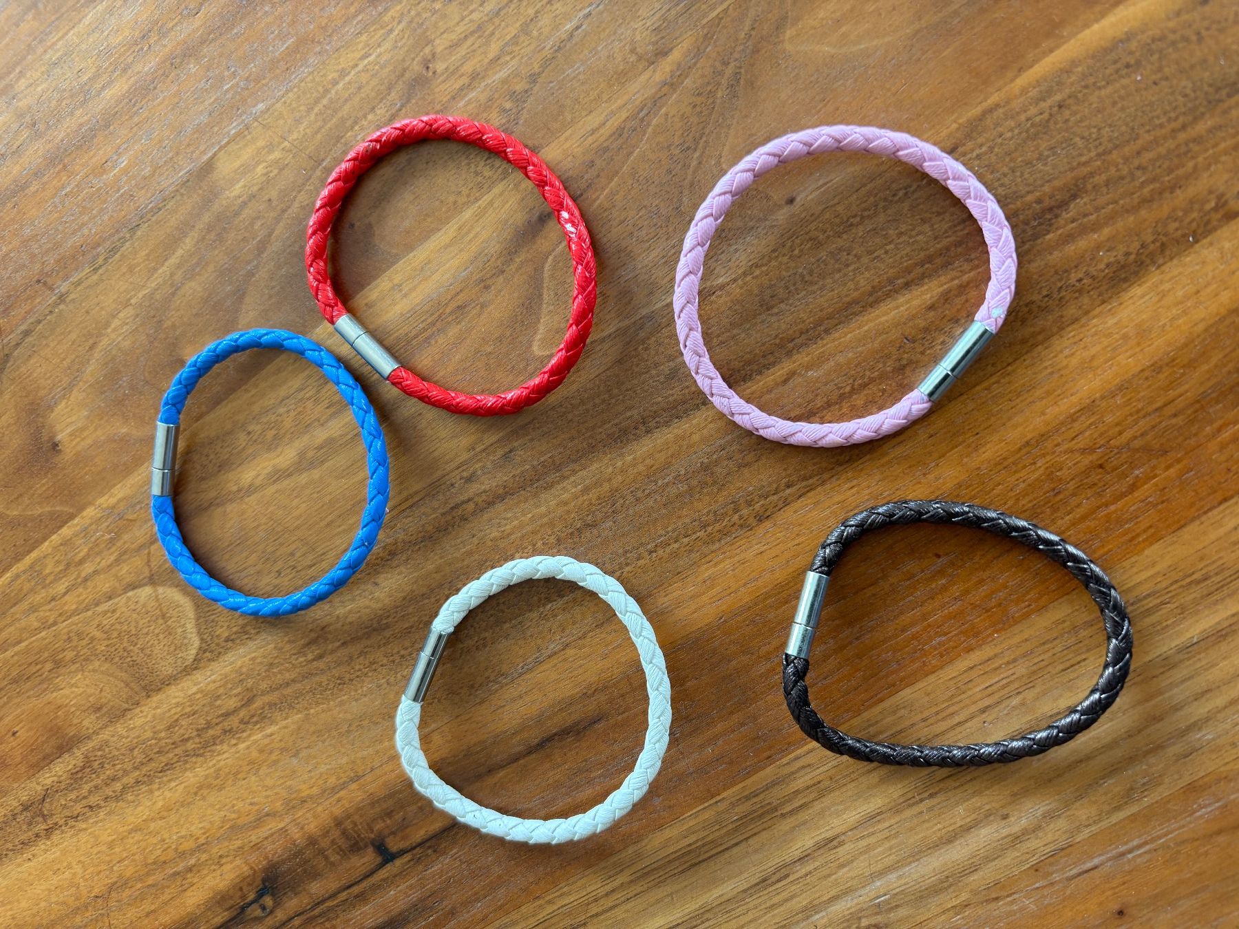 Bracciali & Braccialetti: 5 Armbänder farbig – Nuovo (secondo la descrizione) da Balsthal venduto da Uroby