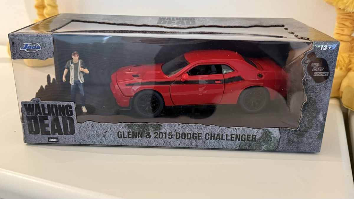 Dodge Modellini d'auto: Walking Dead Glenn & 2015 Dodge Challenger Die-Cast 13+ – Nuovo e nell'imballaggio originale da Basel venduto da Zomeg