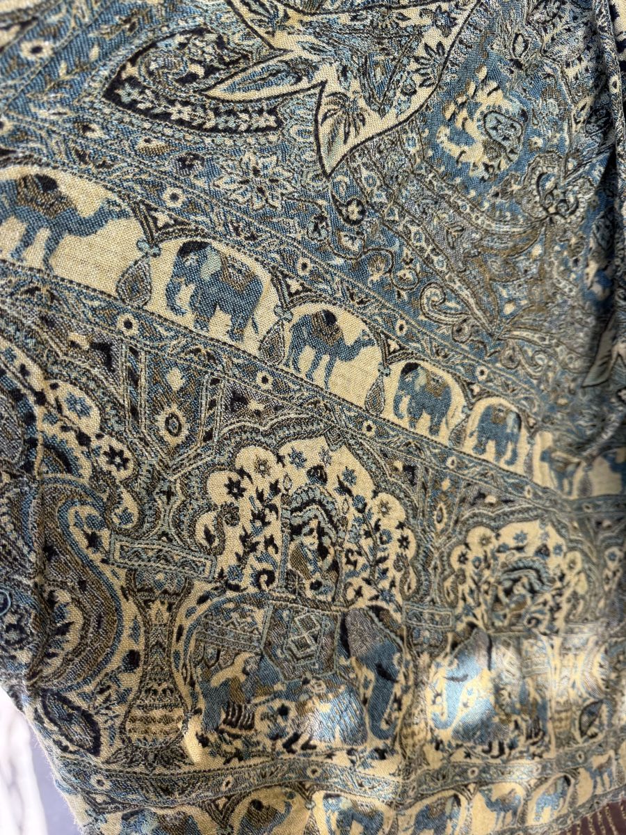 Foulard & Sciarpe: Dicker Schal mit Elefantenmuster 🐘 – Usato da Egg b. Zürich venduto da Flummi