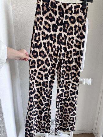 H&M Leo Flared Hose Gr. S – Ripp Optik, High Waist