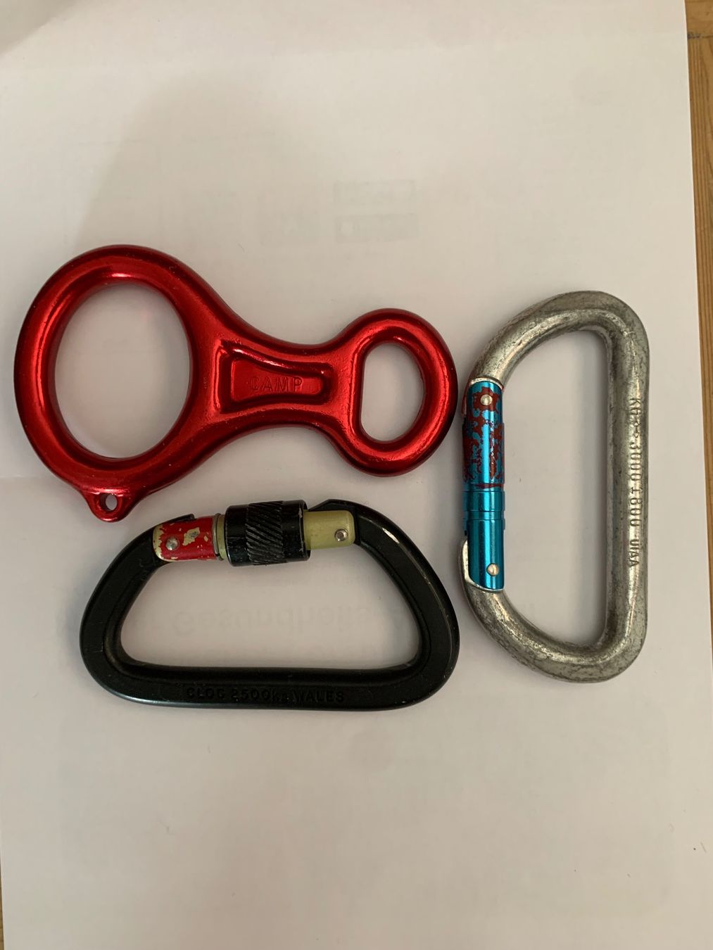 Attrezzatura da arrampicata: Abseilgerät mit Karabiner – Usato da Aarau Rohr venduto da Opera