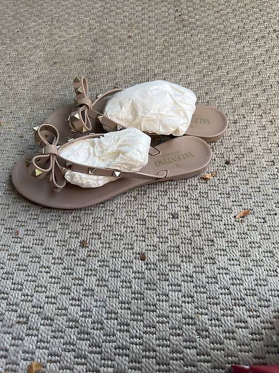 Scarpe da donna: Valentino Garavani Rockstud Flip-flops – Usato da Bolligen venduto da Feremez