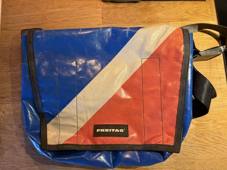 Sac bandoulière Freitag bleu rouge usagé