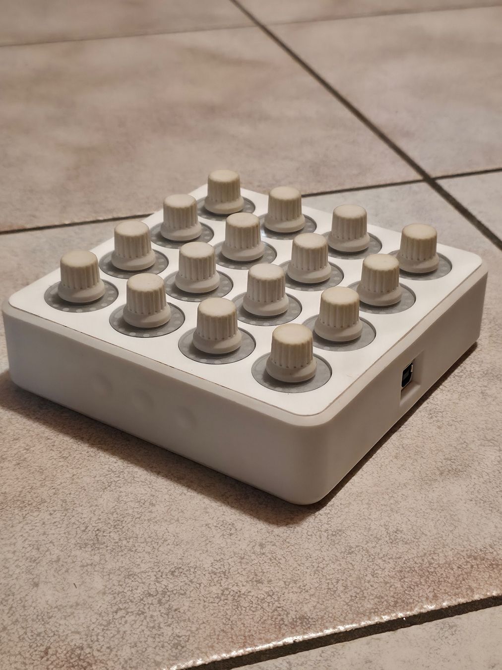 Steuerung: DJ TechTools MIDI Fighter Twister White – MIDI-Controller – Gebraucht aus Freidorf TG von NicotheVotta 1