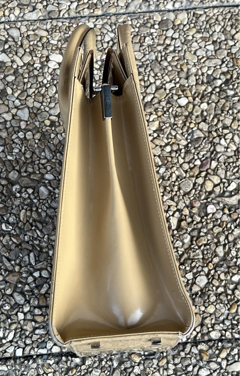 Navyboot Borse da donna: Sac à main NAVYBOOT verni beige bon état – Usato da La Tour-de-Peilz venduto da Pansy02 4