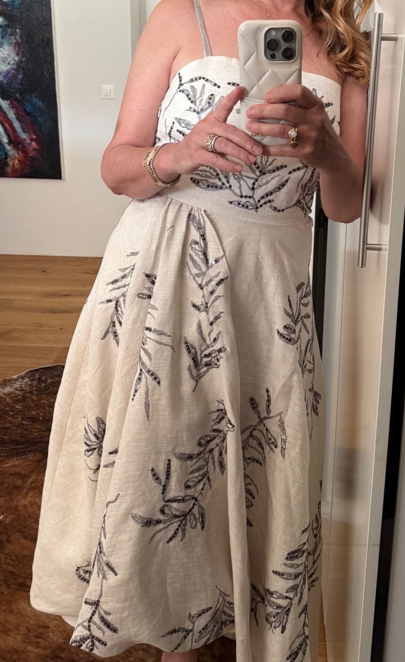 Kleider: Wunderschönes Kleid mit Stickmuster und Pailetten – Gebraucht aus Reigoldswil von benja01 1