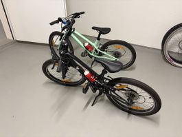 Zwei Specialized Jett Kinderfahrräder 20 Zoll