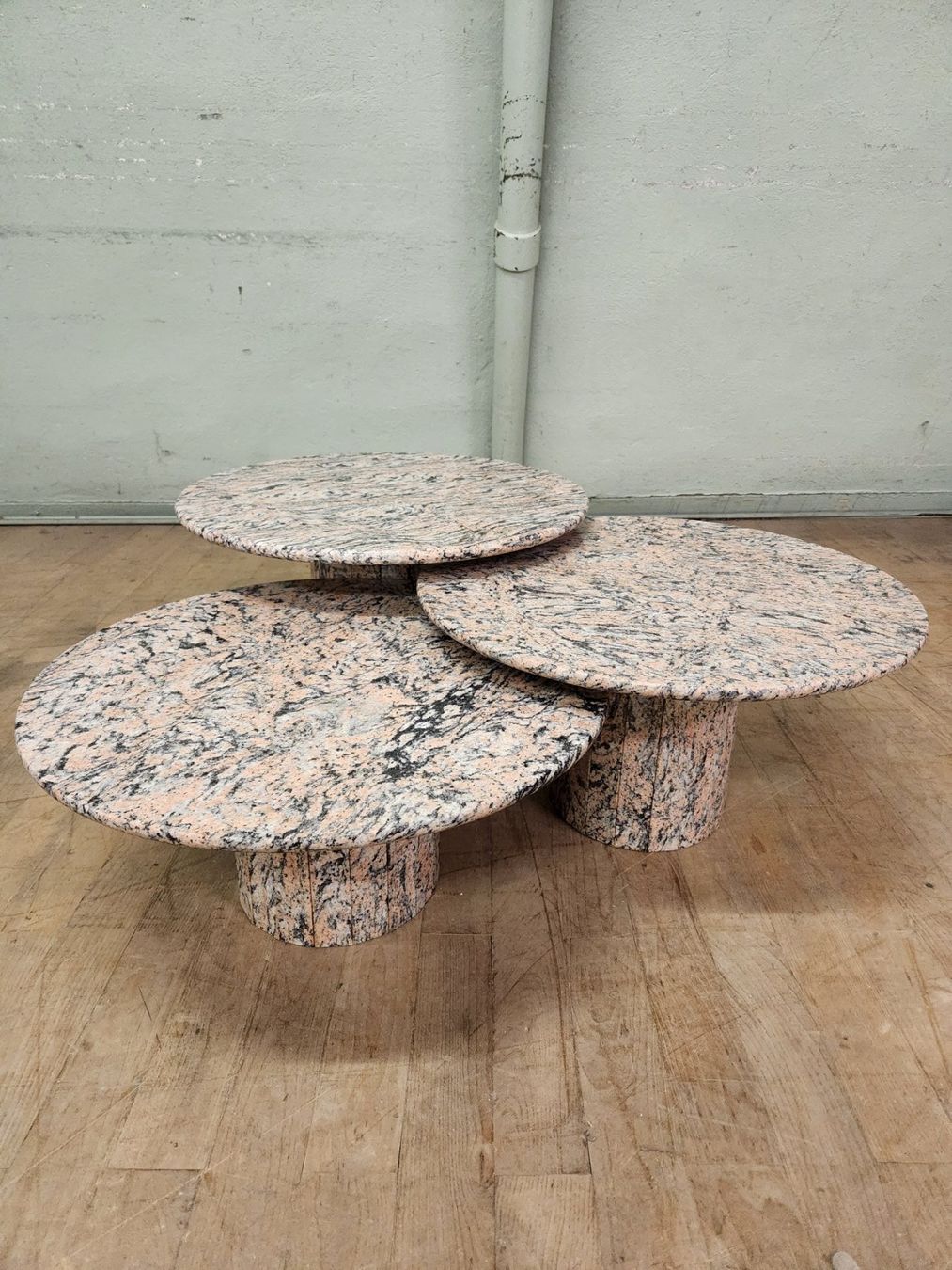 Tavoli: Runde Designer Couchtische aus Granit – Usato da Lichtensteig venduto da UsedIN