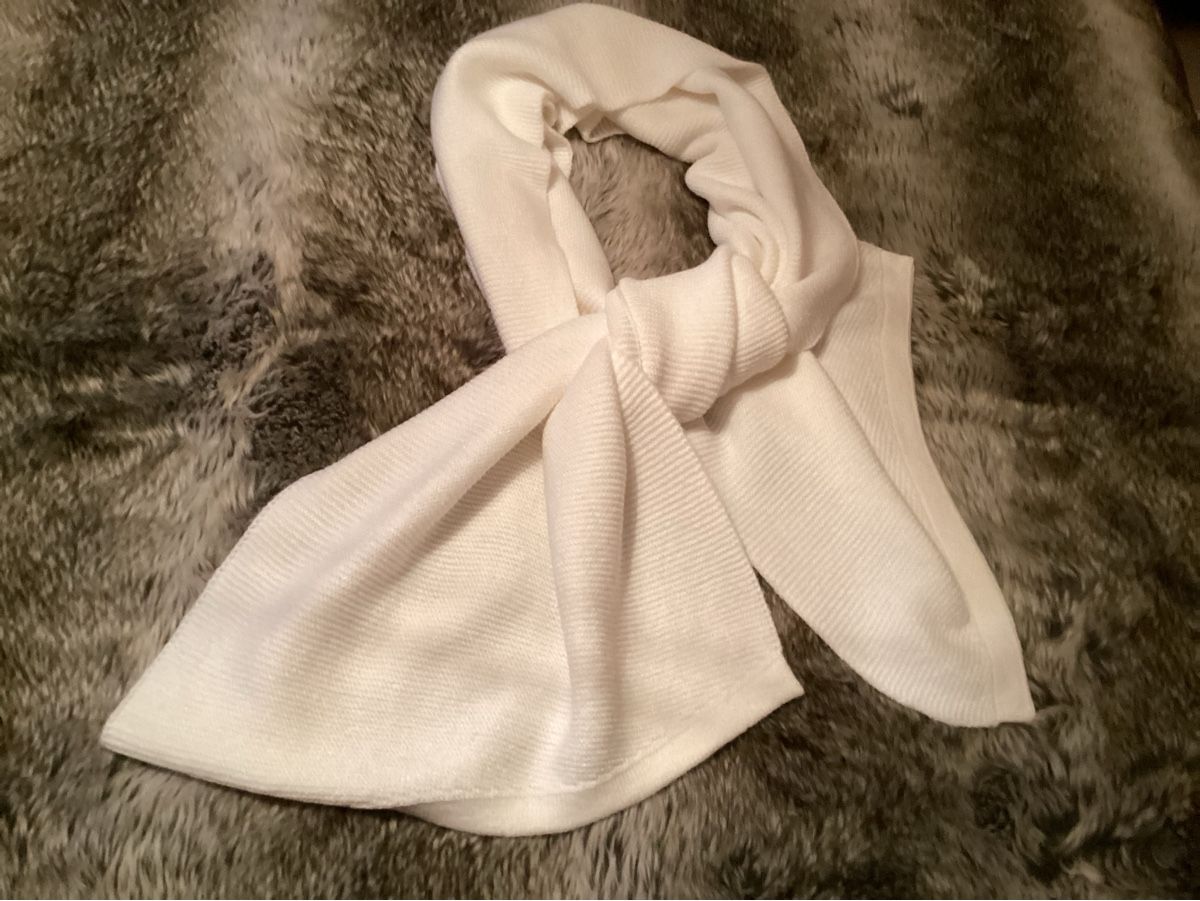 Foulard & Sciarpe: Feiner weißer Strickschal mit Srasssteinchen – Nuovo e nell'imballaggio originale da Lausanne venduto da Ulpet 2