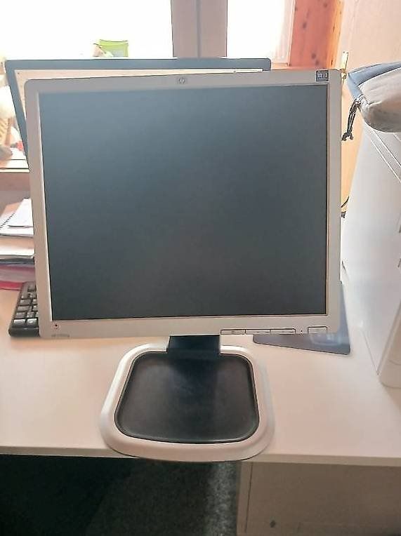 Hewlett Packard Monitor: HP Verstellbarer Bildschirm HP – Usato da Sigriswil venduto da emd_k6j6