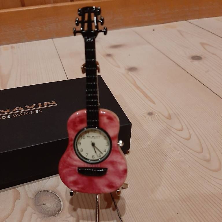 Instrumenten-& Notenständer: Gitarrenuhr mit Ständer – Gebraucht aus Schafisheim von annina55 1