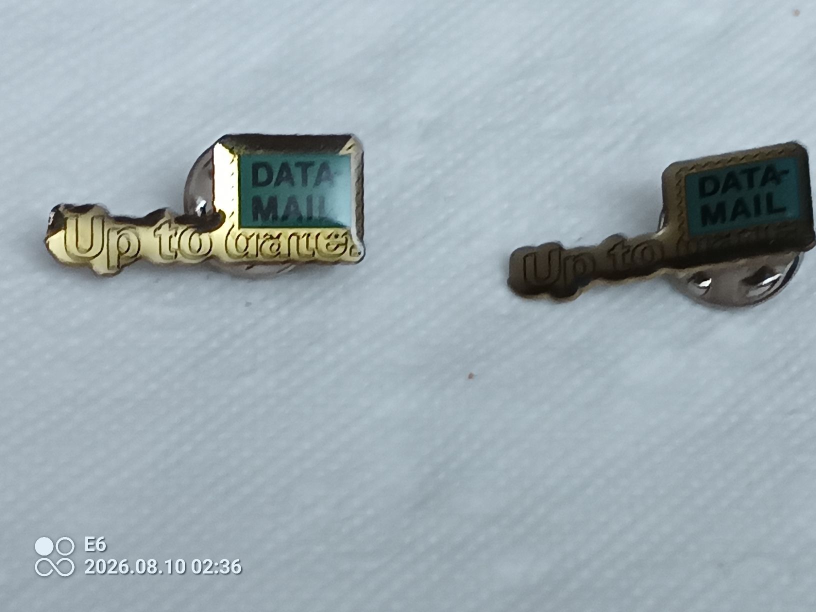 Placchette & Badge: 2 Pins Data Mail – Nuovo e nell'imballaggio originale da Zürich venduto da Mitzi6