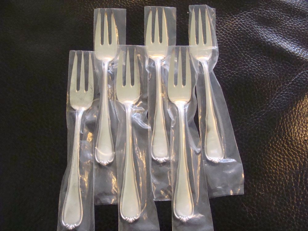 Lot de Douze fourchettes à gateaux et douze fourchettes à huitre, pelle