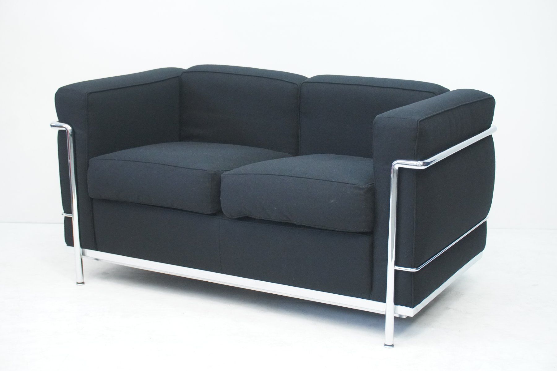 Cassina Sofas: Cassina LC2 2er Sofa Le Corbusier Stoff schwarz – Gebraucht aus Bad Zurzach von QLASSIQ
