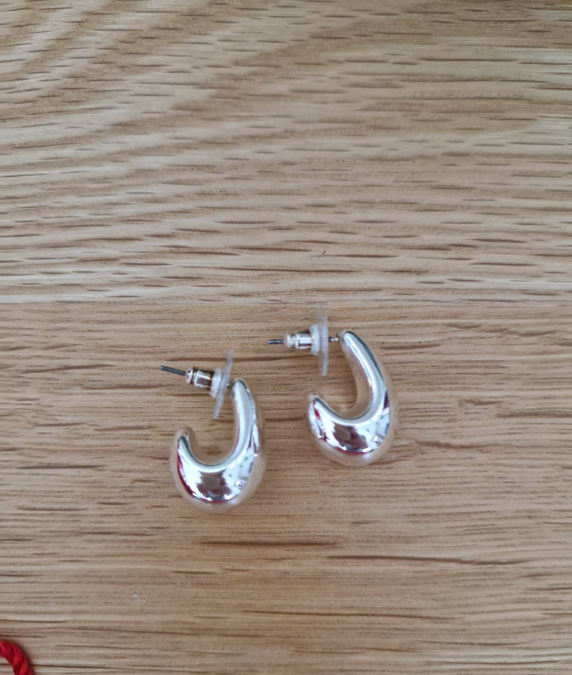 Ohrringe & -stecker: Silberne Ohrringe tropfenformig  trendy elegant – Gebraucht aus Erlinsbach SO von ULIKH 1