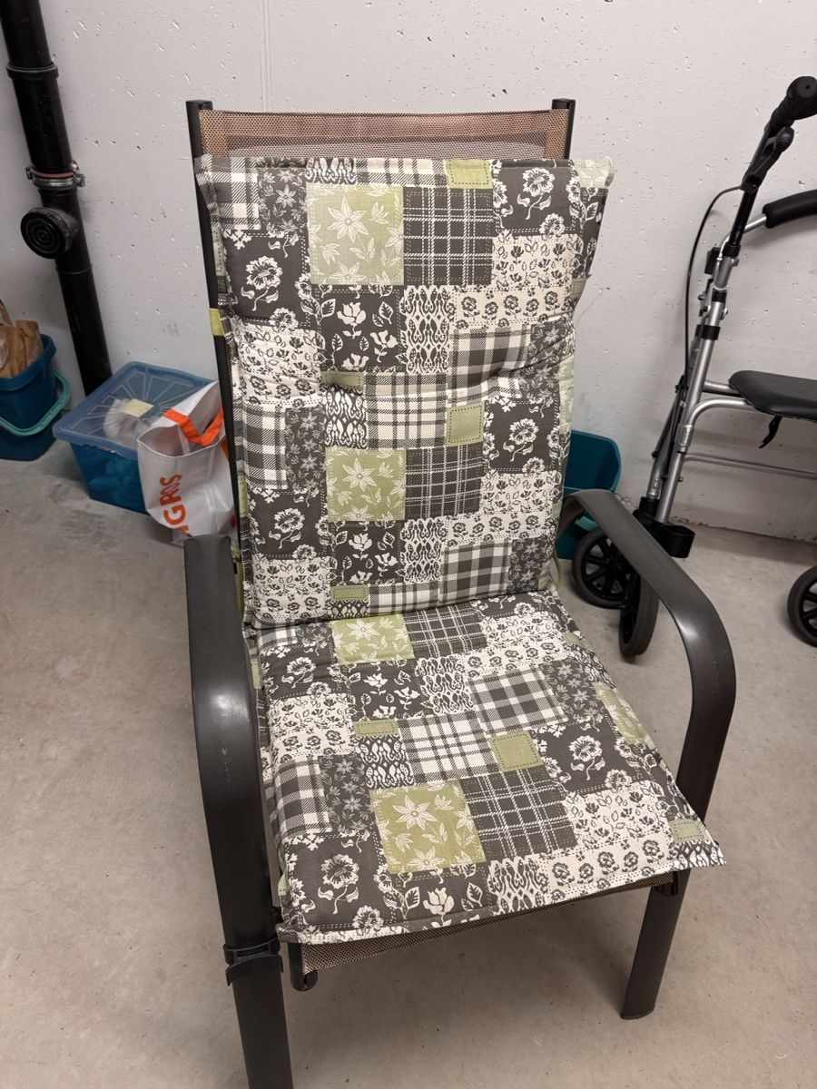 Chaises: Gartenstuhl mit Polster Patchwork Design gebraucht – D'occasion à Schöftland par Bad_Boy