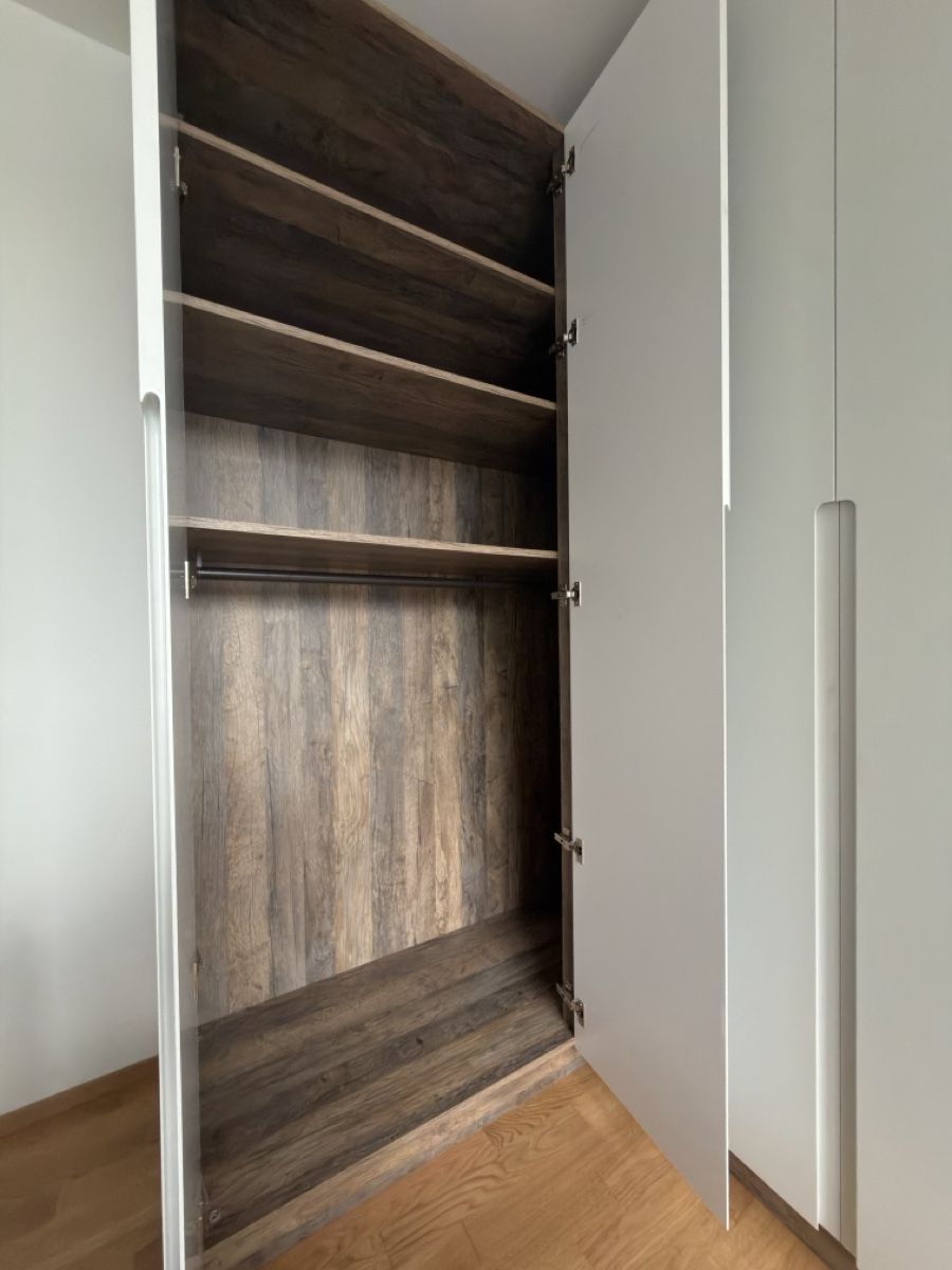 Armadi: Kleiderschrank weiss mit Holzdekor – Usato da Leibstadt venduto da Maki724 1
