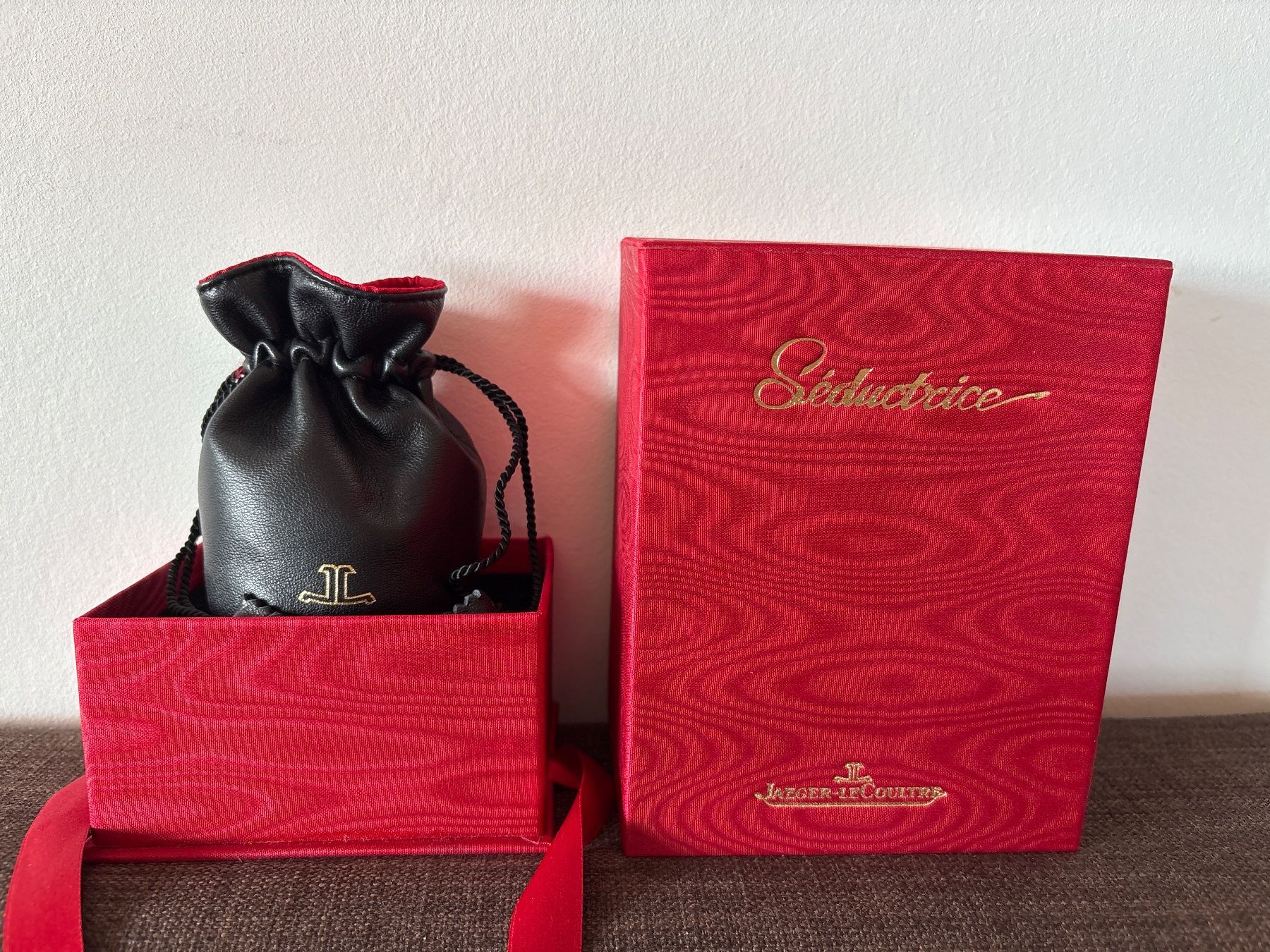 Scatole porta orologi: Jaeger-LeCoultre Seductrice Box mit Beutel – Usato da Genève venduto da Livsonman 1