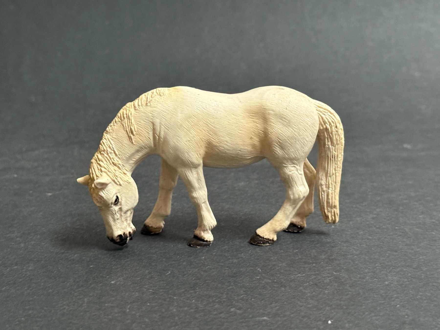 Schleich Statuette: Schleich Pferd 13235 Camargue Stute grasend – Usato da Ennetbaden venduto da mapa05 1