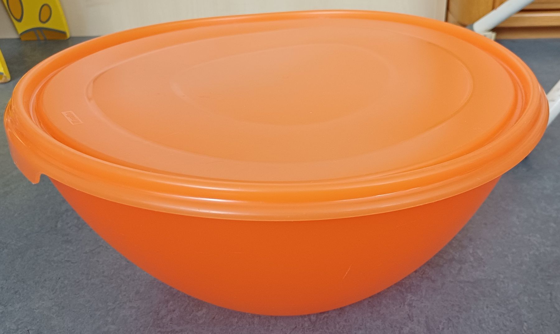 Ciotole: Plastik-Schüssel mit Salatbesteck und Deckel – Usato da Entlebuch venduto da Waldschratt65