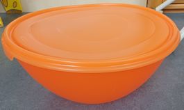 Plastik-Schüssel mit Salatbesteck und Deckel