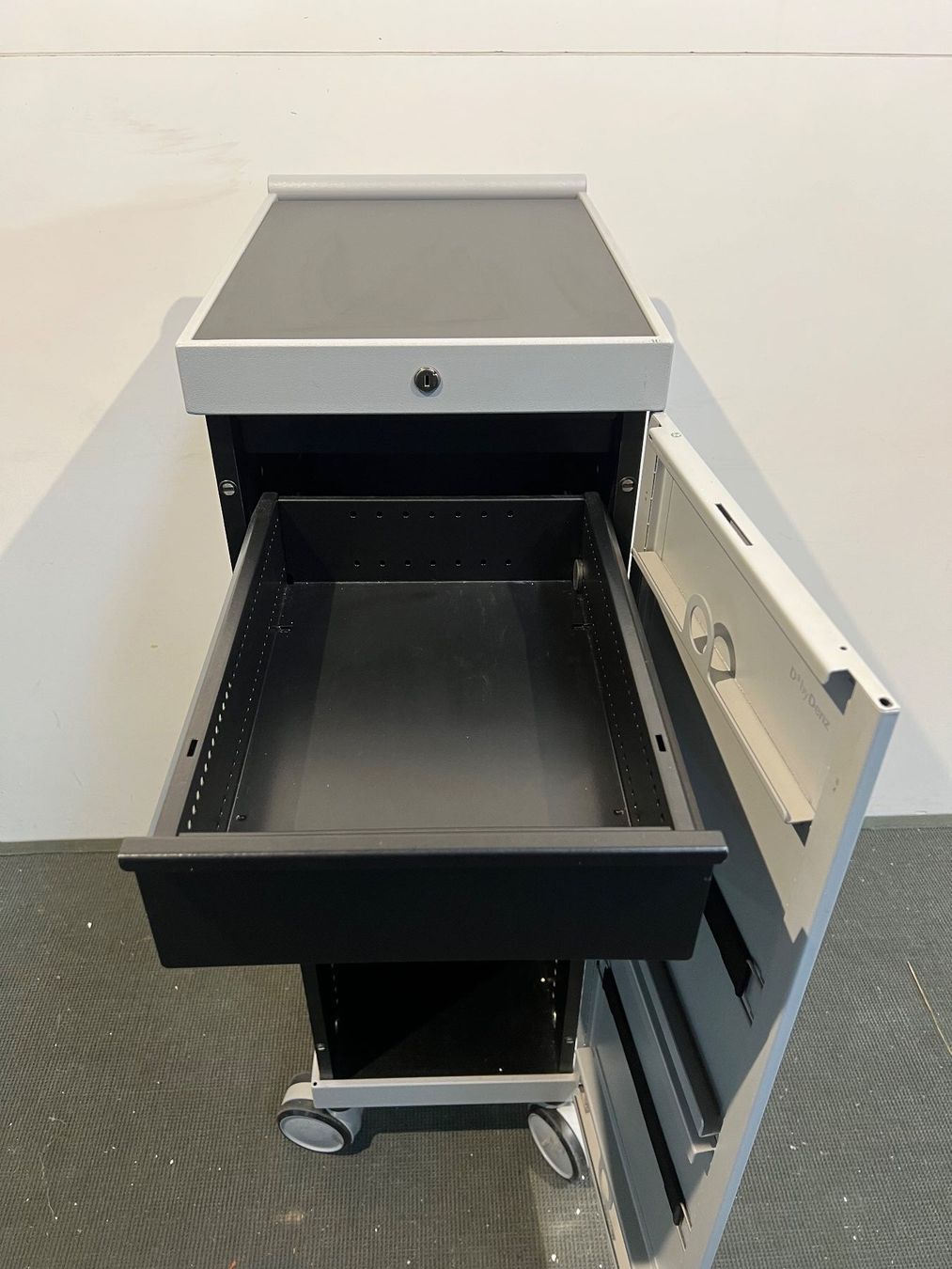 Eléments de bureau: 035 DENZ D3 Rollcaddy / Rollcontainer – D'occasion à Wangen an der Aare par TBYN 3