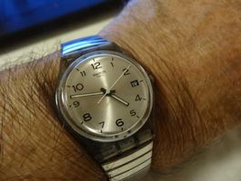 S-WATCH HERREN UHR,QUARTZ,DATE,SCHÖNE UHR.LÄÜFT-32X40MM