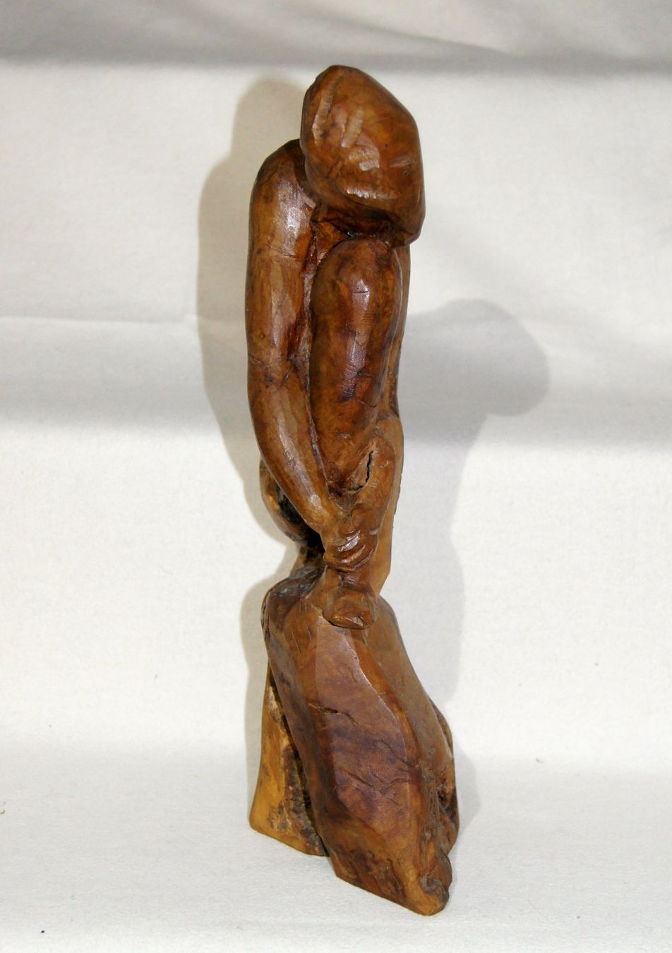 Figurines: Auf Baumstrunk sitzende junge Frau – D'occasion à Geroldswil par ARTEFACTO 4