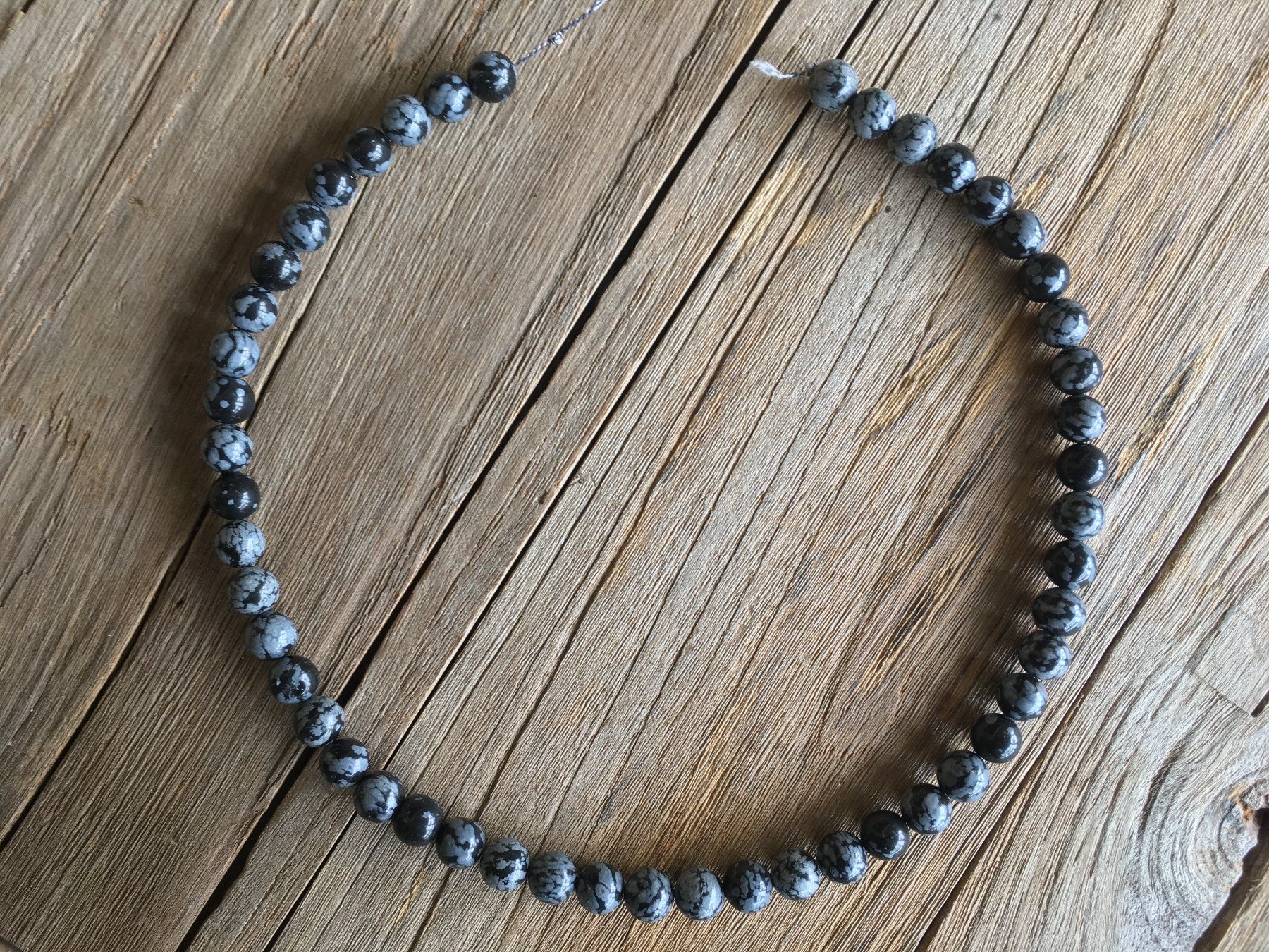 Catenine: SCHNEEFLOCKENOBSIDIAN  KUGELN 8mm LÄNGE 40cm – Nuovo e nell'imballaggio originale da Aesch ZH venduto da LiquidAktion 1