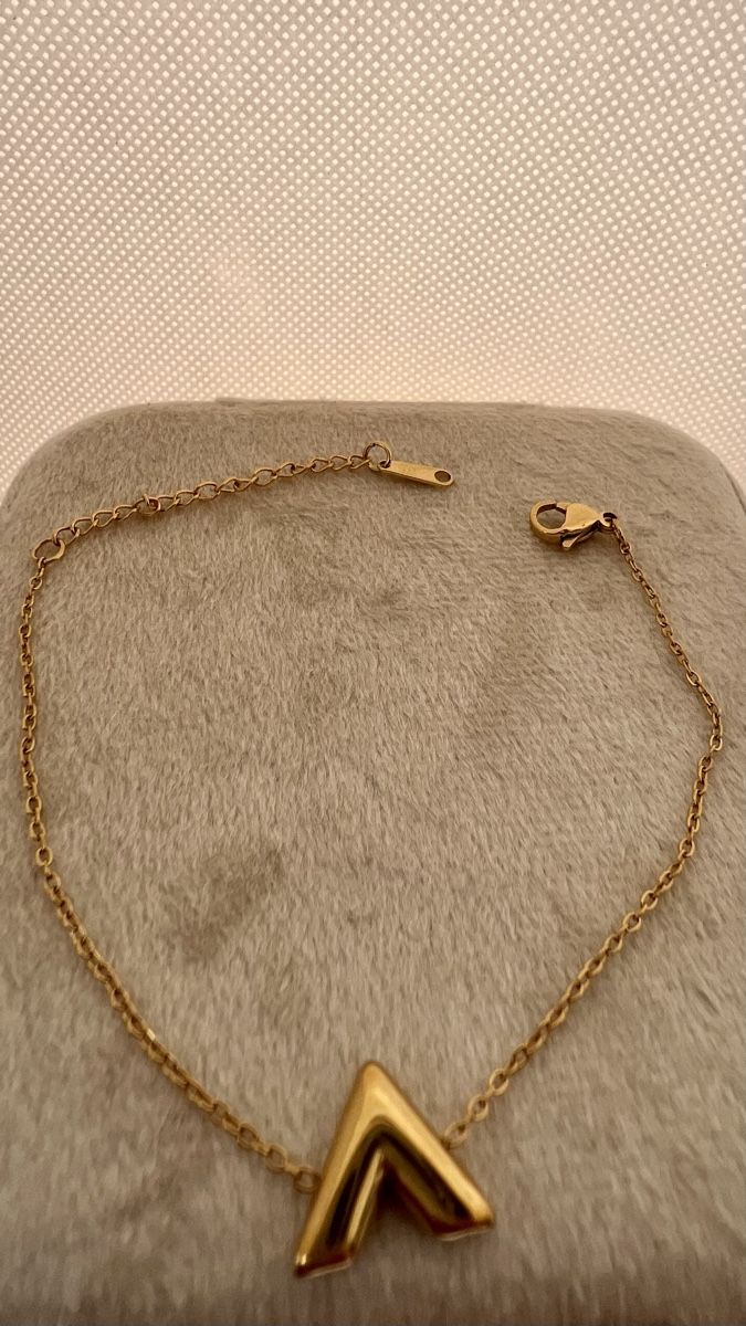 Bracciali & Braccialetti: Armband mit V-Anhänger, elegant & schick – Nuovo e nell'imballaggio originale da Rubigen venduto da Mukuru 2