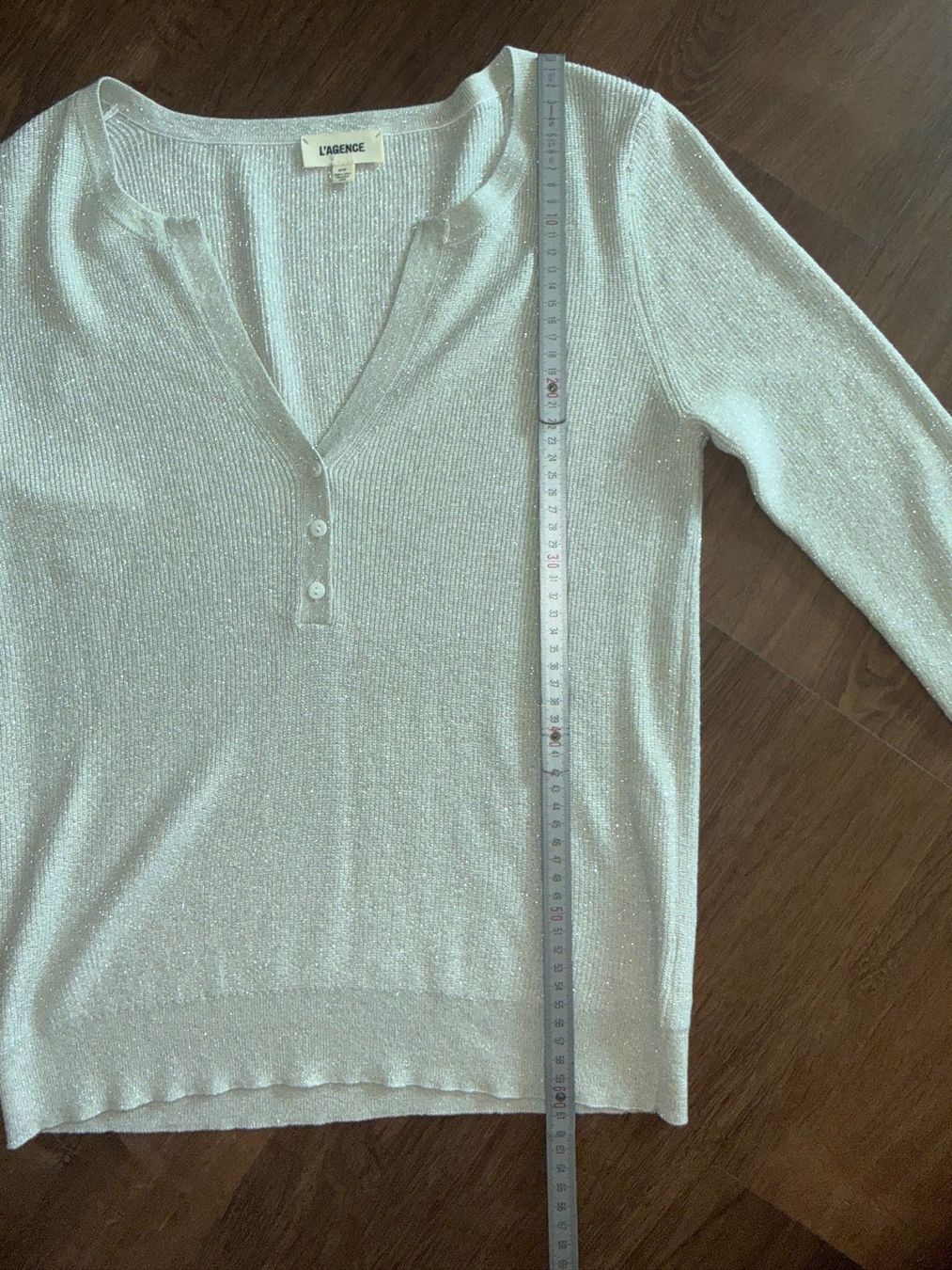 Top: L'agence v-neck top - M – Nuovo (secondo la descrizione) da St-Sulpice VD venduto da juhdu 1